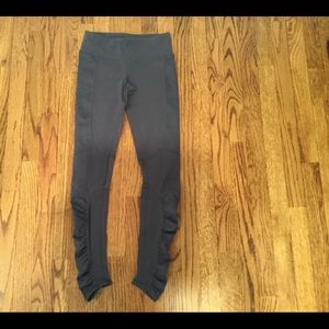 Leggings with ruching detail at the ankle